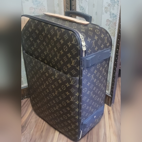 LOUIS VUITTON Pegasus 60 Monogram Canvas rolling travel bag. Good Used Condition